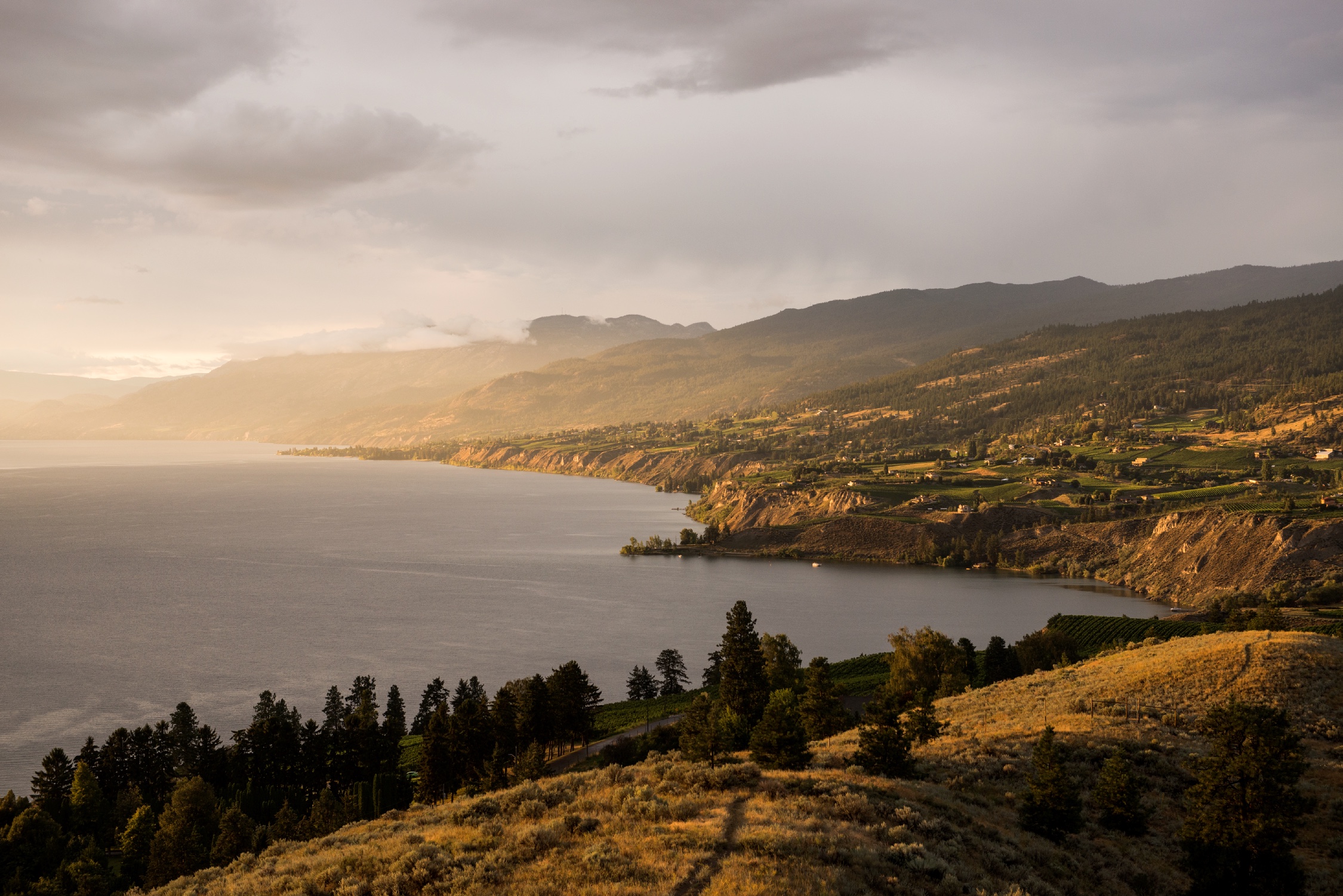 位于ao'kehu的東邊的日落視圖往Naramata的從Munson山，Penticton，BC。