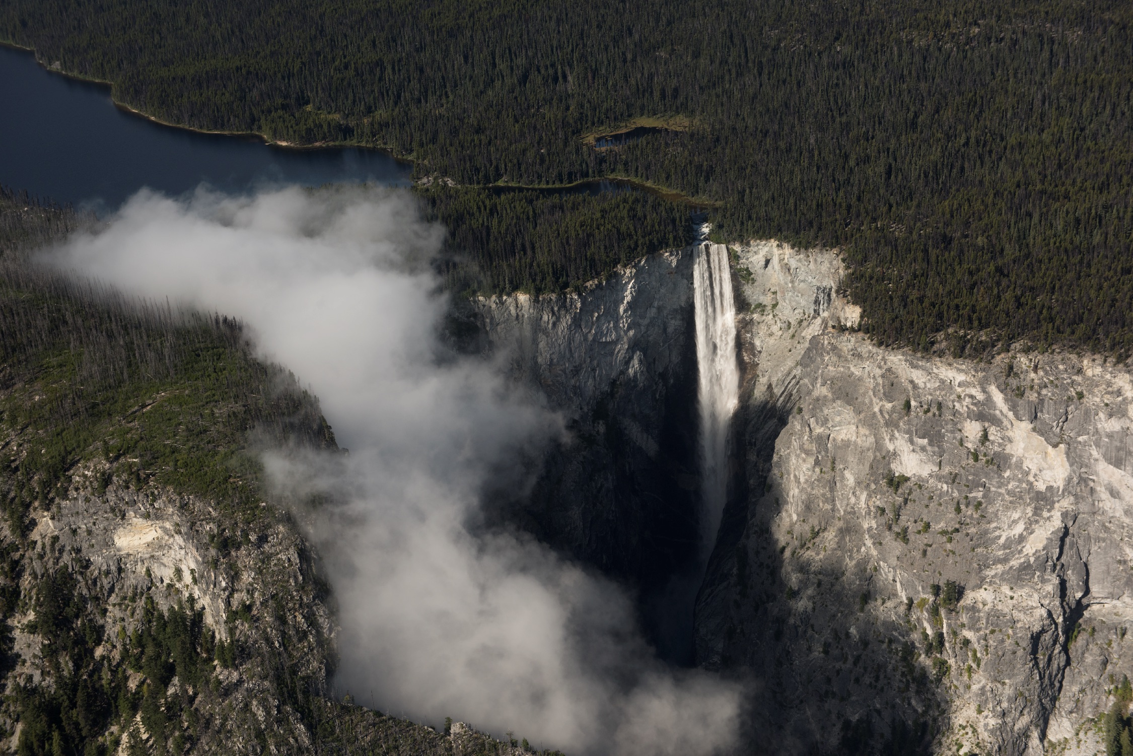 亨倫瀑buand Turner Lake from the air, Tweedsmuir South Provincial Park, BC.