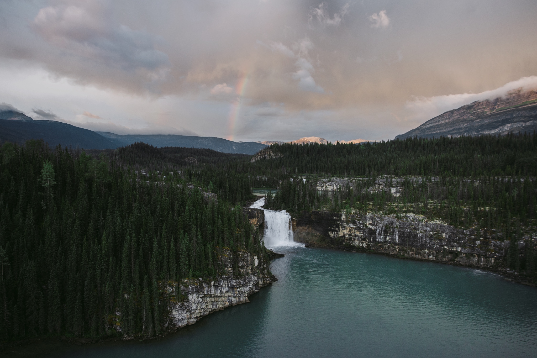 前有布鲁克斯瀑布，后有Brooks Falls in the foreground, Shire Falls in the background, Monkman Provincial Park, Tumbler Ridge UNESCO Global Geopark